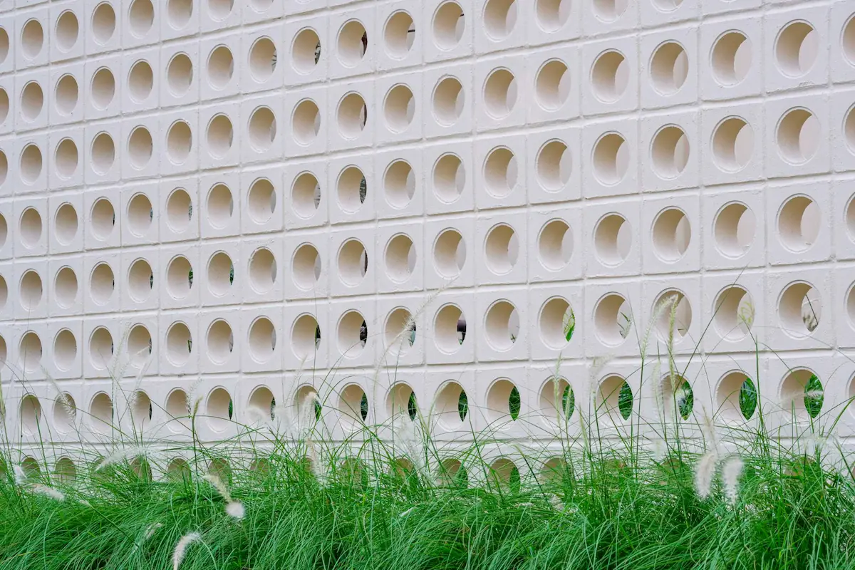Circle-patterned Roster Wall Fence